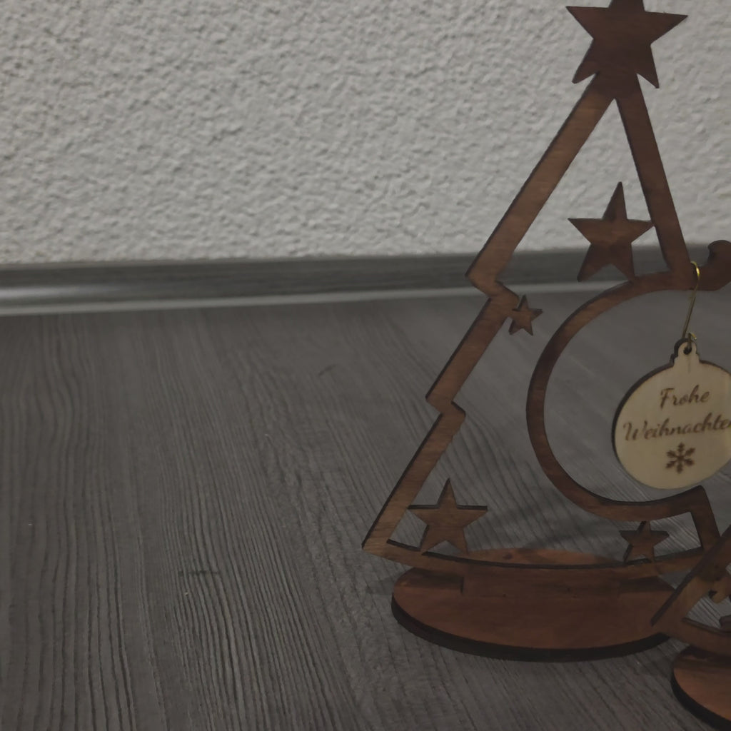 Personalisierter Weihnachtsbaum aus Holz mit Wunschgravur