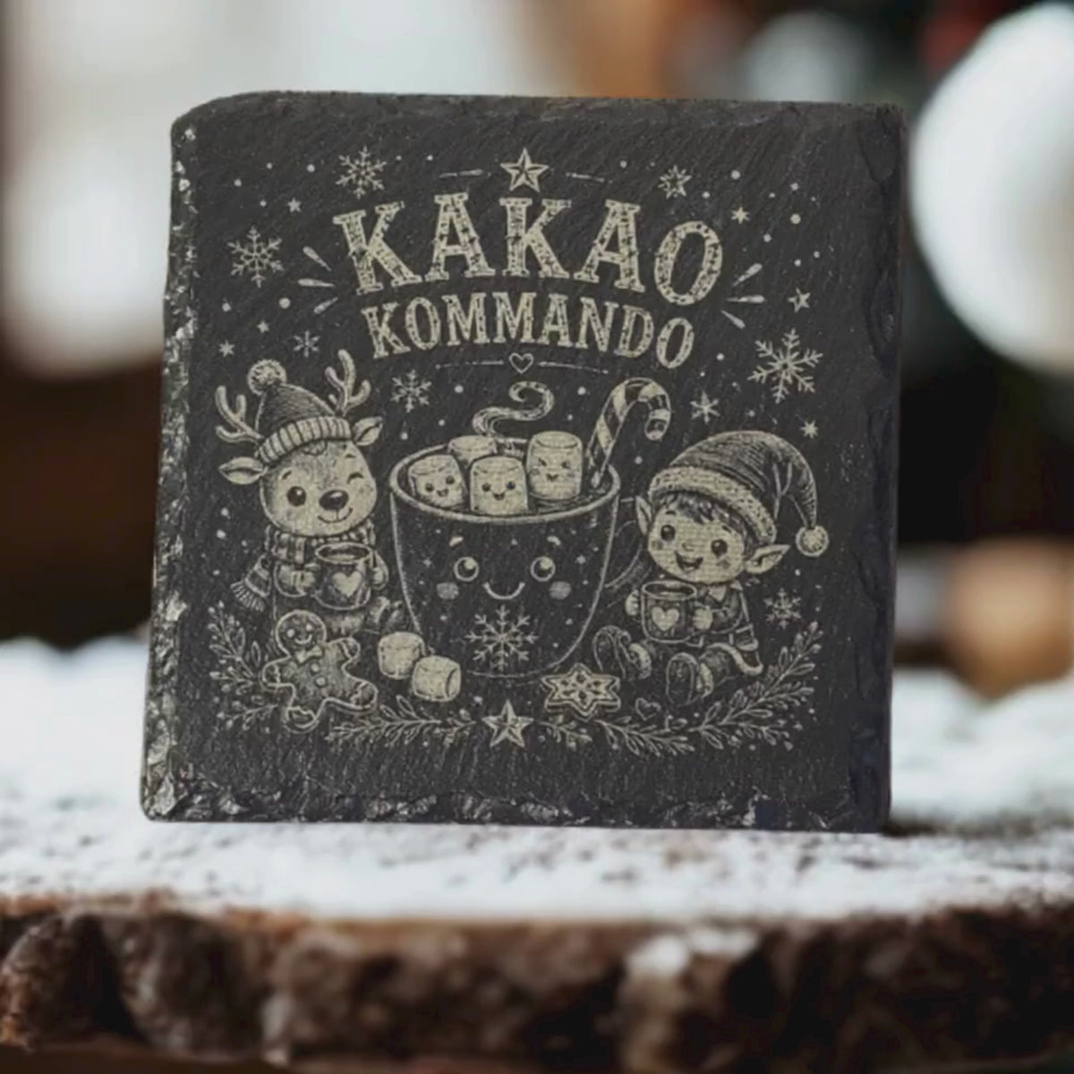 Schieferuntersetzer mit Weihnachtsgravur Kakao Kommando mit Rentier, Wichtel, heißem Kakao und Marshmallows