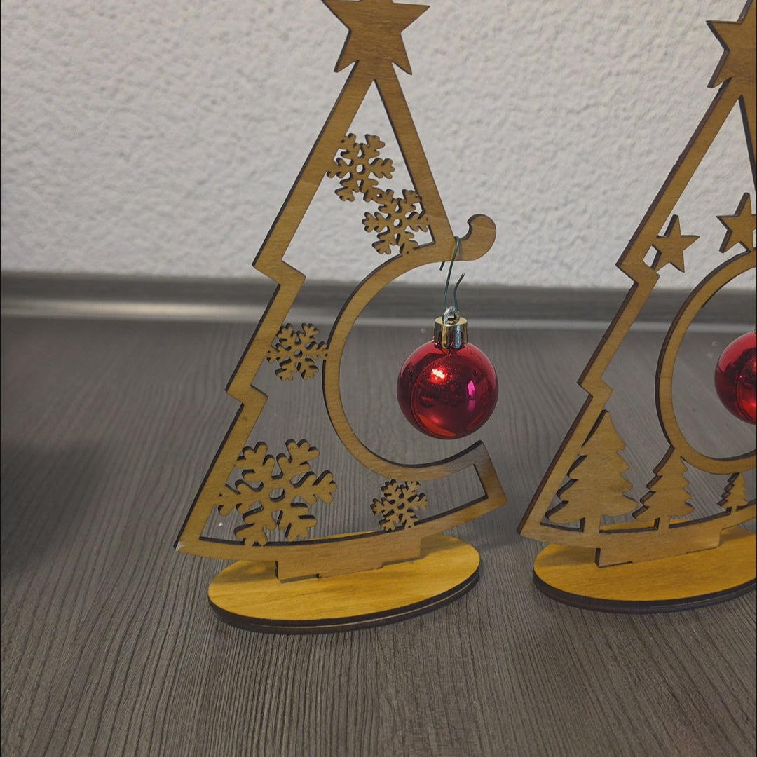 Vier dekorative Weihnachtsbaum-Aufsteller aus Holz mit hängenden Weihnachtskugeln 