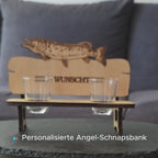 Handgefertigte Schnapsbank im Hecht-Design aus Birkensperrholz mit personalisierbarer Gravur und drei Schnapsgläsern.