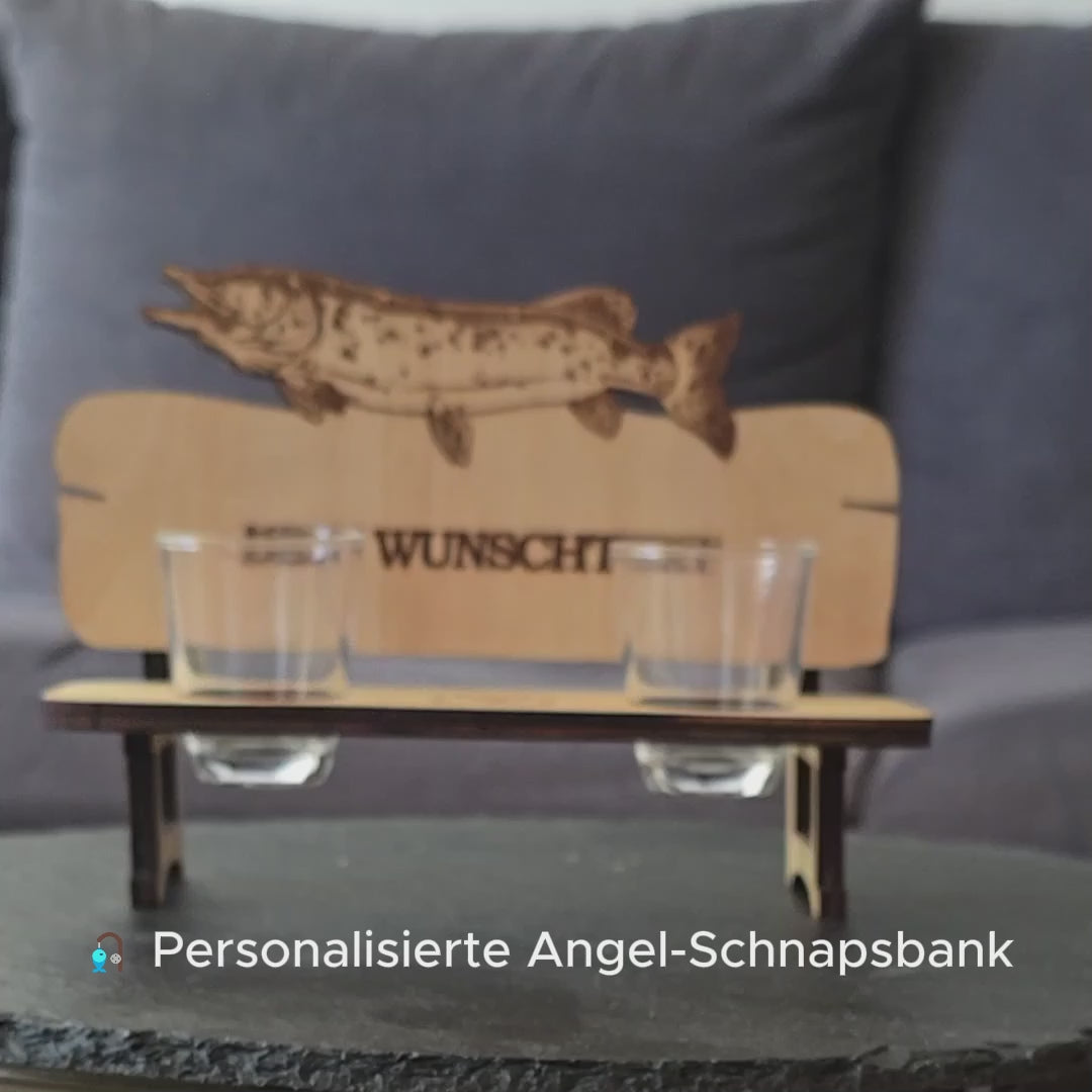 Handgefertigte Schnapsbank im Hecht-Design aus Birkensperrholz mit personalisierbarer Gravur und drei Schnapsgläsern.
