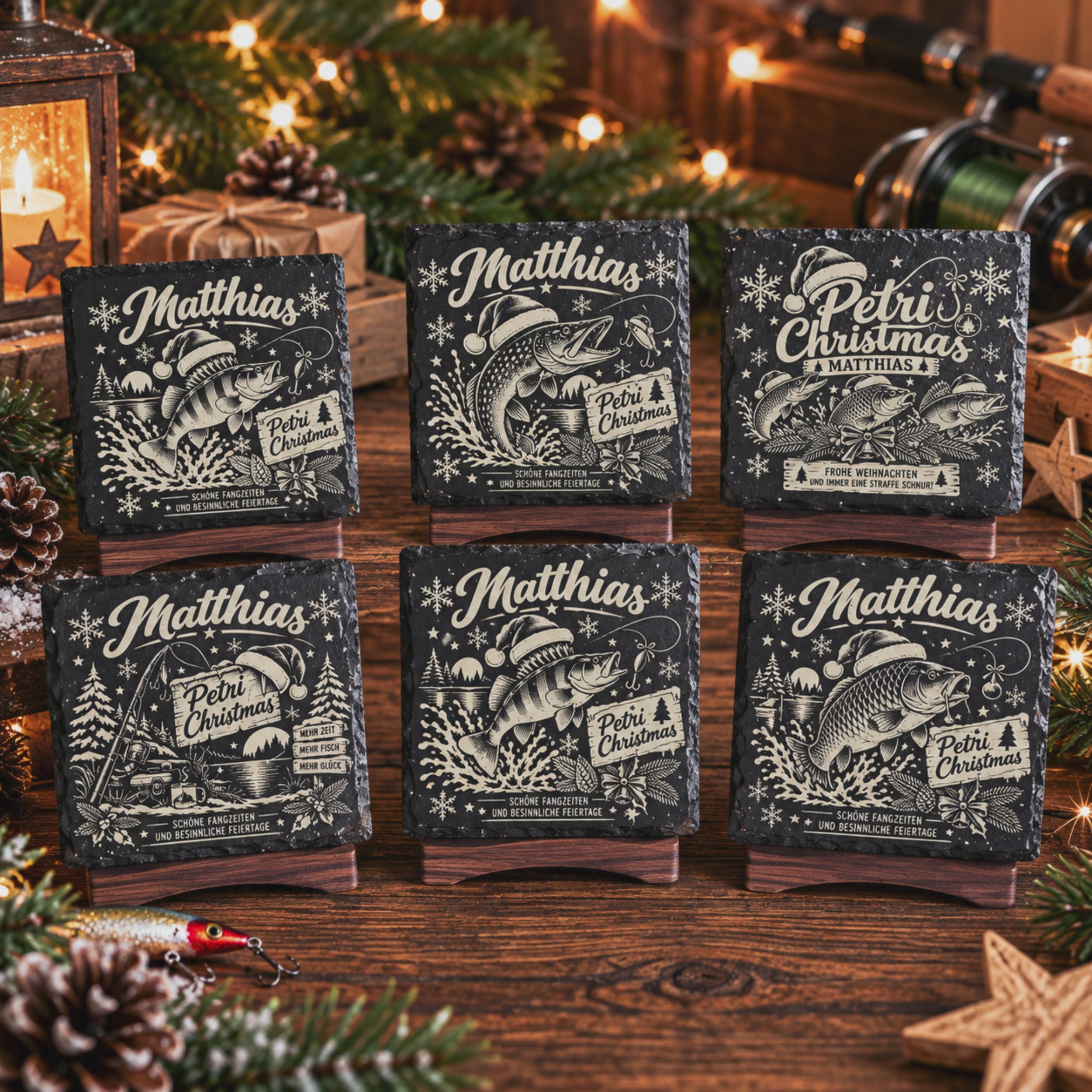 Sechs personalisierte Schieferuntersetzer für Angler mit allen Petri Christmas Weihnachtsmotiven als Geschenkset.