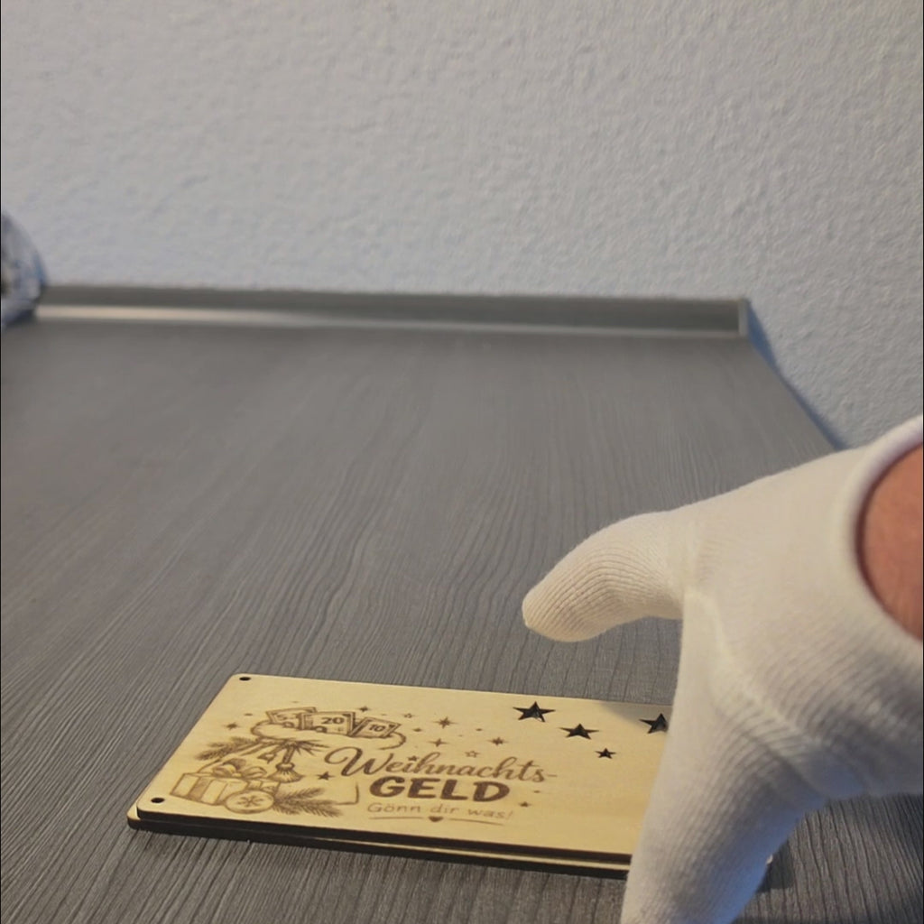 Weihnachtsgeld Geschenk aus Holz mit eingelegtem 50 Euro Geldschein zwischen zwei Holzplatten