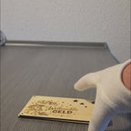 Weihnachtsgeld Geschenk aus Holz mit eingelegtem 50 Euro Geldschein zwischen zwei Holzplatten