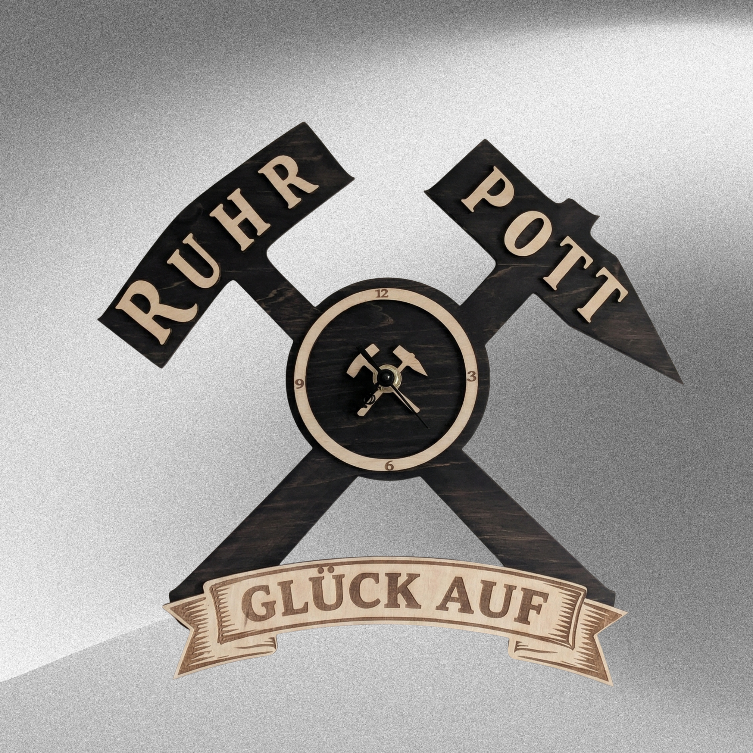 Holz Wanduhr im Ruhrpott Stil mit Schlägel und Eisen sowie Schriftzug Glück Auf, handgefertigte Bergbau Deko für Männer