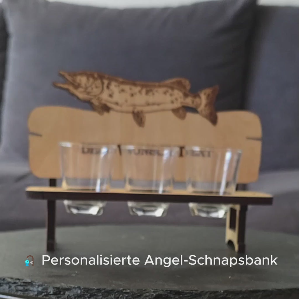 Handgefertigte Schnapsbank im Hecht-Design aus Birkensperrholz mit personalisierbarer Gravur und drei Schnapsgläsern.