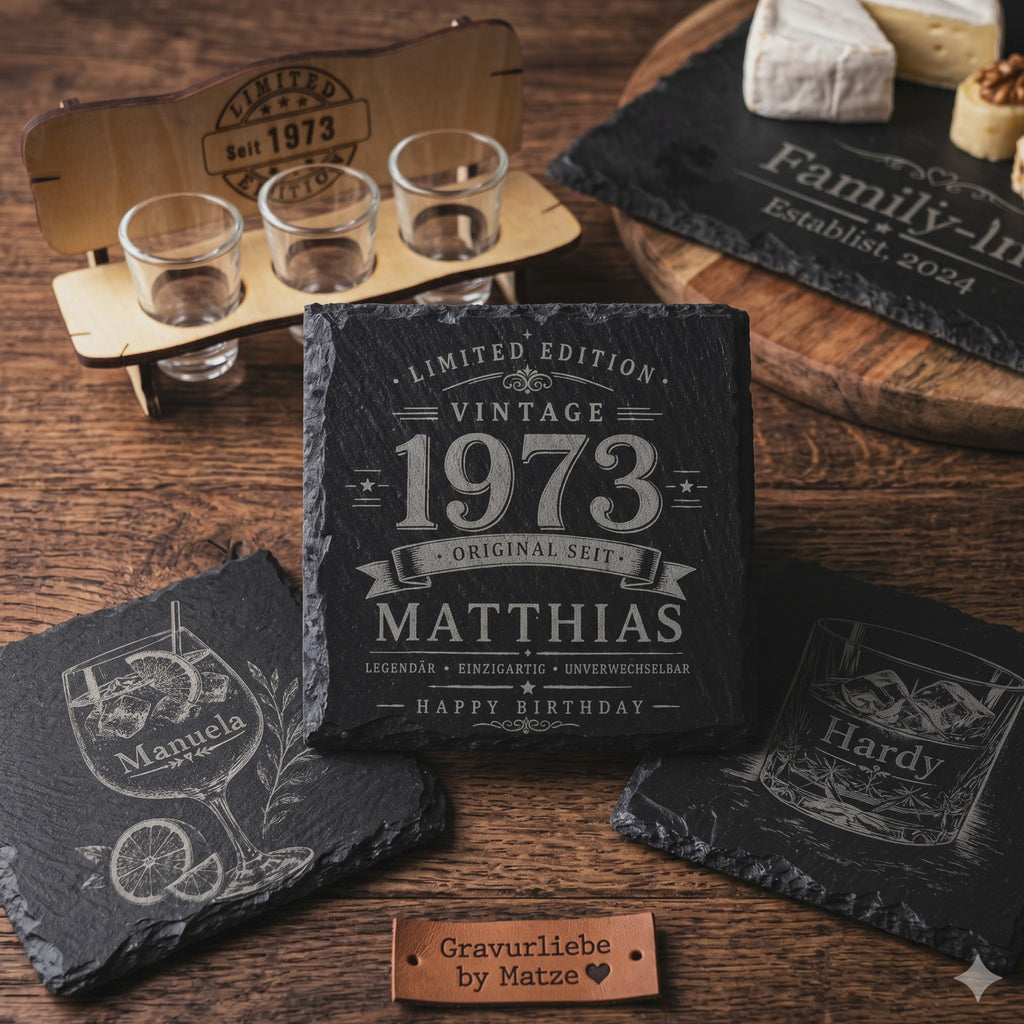 Personalisierte Schnapsbank aus Holz mit drei Shotgläsern und gravierter Jahreszahl als Geschenk für Männer
