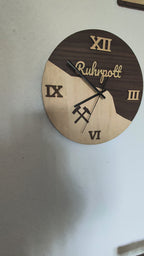 Ruhrpott Wanduhr aus Holz – Bergbau Design mit Schlägel & Eisen – Industrial Deko