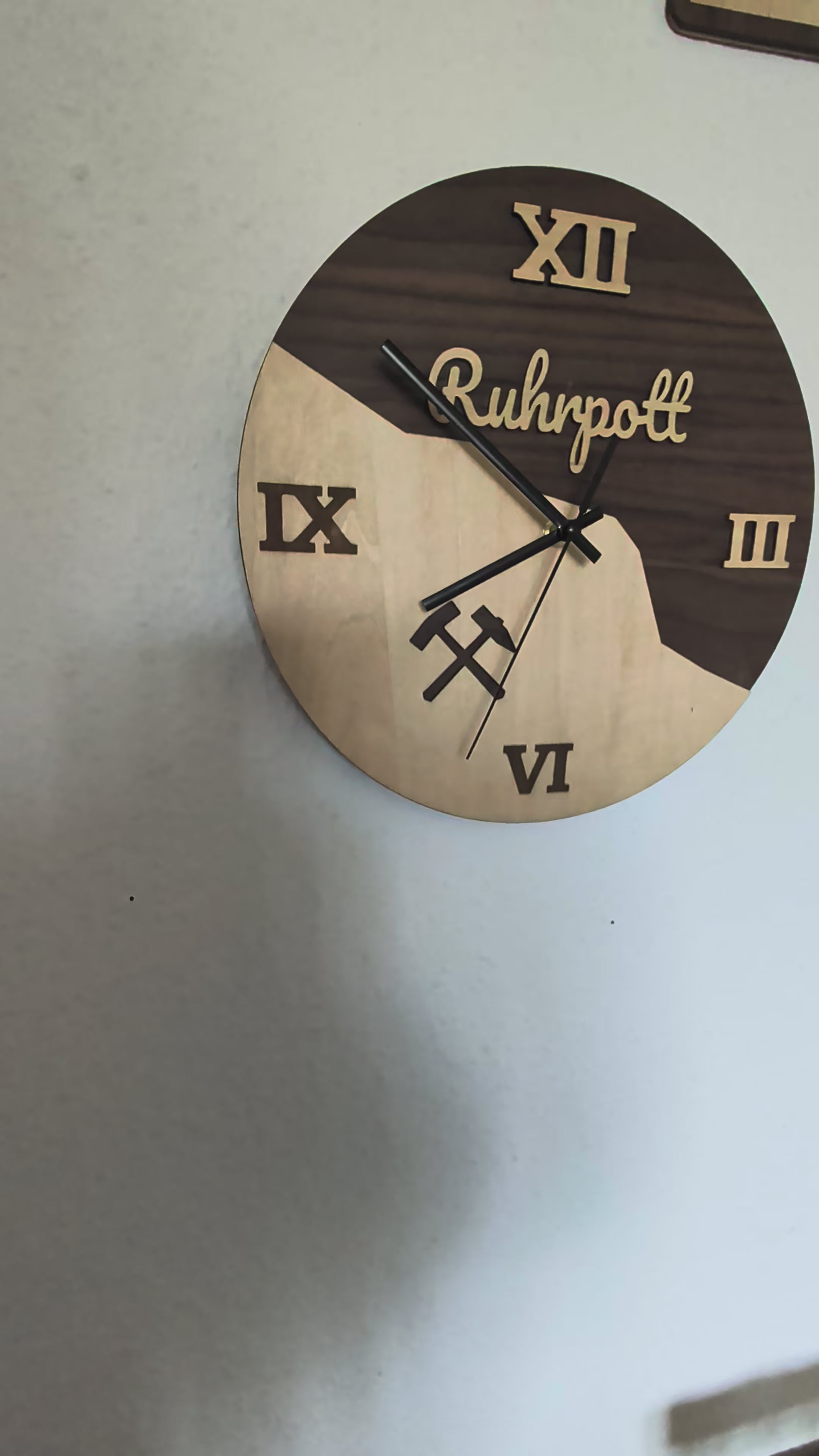 Ruhrpott Wanduhr aus Holz – Bergbau Design mit Schlägel & Eisen – Industrial Deko