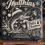 Personalisierte Schieferuntersetzer Angler „Petri Christmas“ – Weihnachtsgeschenk mit Wunschname - Gravurliebe