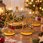 Vier dekorative Weihnachtsbaum-Aufsteller aus Holz mit hängenden Weihnachtskugeln in festlicher Umgebung mit Tannengrün und Weihnachtsbeleuchtung.